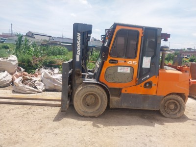 [2010년] 4.5톤 3단 하이마스트 두산 지게차 판매합니다 …