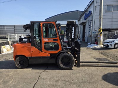 중고지게차 매매 특특A급 두산 4.5톤 17년식 2000시간대 …