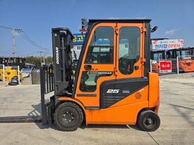 중고지게차 두산 2.5톤 20년식 캐빈 쉬프트 카운터 좌식 전동…