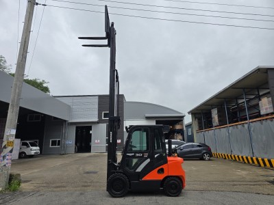 두산 3톤 3단마스트 18년식 풀옵션 5.5m 인상 디젤지게차 …