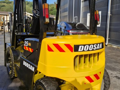 두산2.5톤 3단마스타