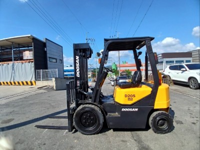 중고 [두산] 05년식 2톤 3단 디젤 지게차