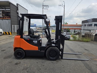 특A중고 [두산] 09년식 2.5톤 디젤 지게차