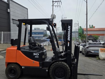 두산 D30S-7 17년식 3톤 3단 지게차
