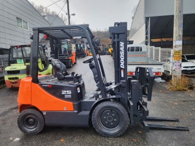 ★★ [두산] 09년식 2.5톤 힌지드 디젤 지게차