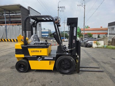 중고 [두산] 2.5톤 3단 지게차