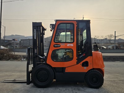 A급두산 중고지게차 2.5톤 캐빈 15년식 디젤지게차 1650만…
