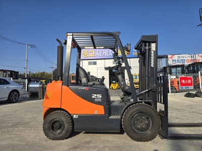 가족에게 주고 싶은 신차급 중고지게차 두산 2.5톤 2013년식…