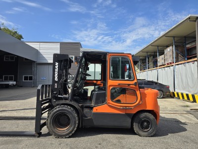 노치시면 후회합니다. 중고지게차 매매 특A급 두산 4.5톤 3단…