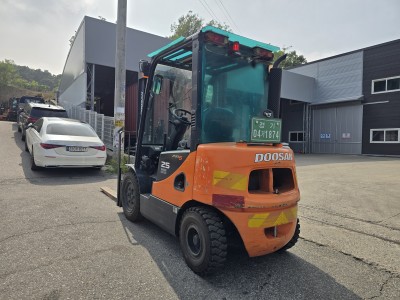 "원래 도색이 그대로"특A급 중고지게차 두산 2.5톤 3단마스트…