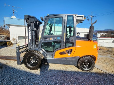 2022년식 풀옵션 4.5톤 두산 신형  3단마스터 자동발 에어…