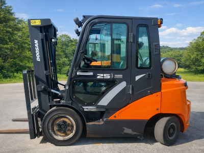 두산 2.5톤 가스지게차 판매합니다 (2021년식)