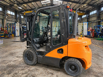 두산 3톤 지게차 / 3단 마스트 / 자동발(편개식) / 캐빈