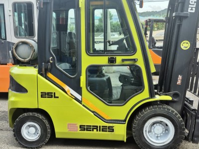 클라크 지게차 2.5톤 3단 지게차 2017년