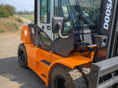 두산 7톤 지게차 / 2018년식 / 3단 자동발 캐빈 / 영업…