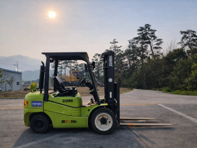 클라크 3톤 디젤지게차 판매합니다.