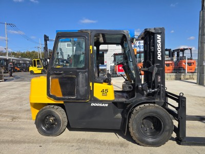 중고지게차 A급 두산 4.5톤 3단마스트 캐빈 자동발 디젤지게차