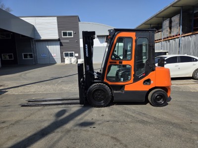 저렴한 중고지게차 두산 3.3톤 캐빈 자동발 12년식 디젤지게차…