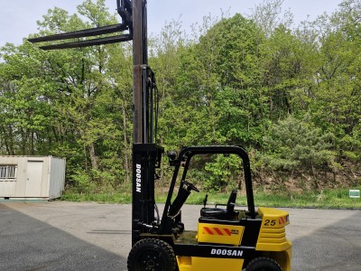 두산2.5톤 3단마스트 사이드쉬프트 장착