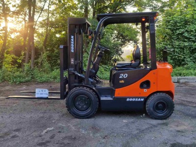 [중고]중고지게차 두산 2톤 2015년식 소형 디젤지게차 (3단…