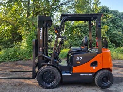 [중고]중고지게차 두산 2톤 2015년식 소형 디젤지게차 (3단…