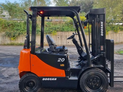 [중고]중고지게차 두산 2톤 2015년식 소형 디젤지게차 (3단…