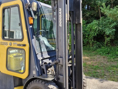 두산 2.5톤 디젤지게차 3단마스타 싸이드 클램프