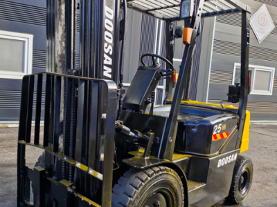 두산 2.5톤 디젤지게차 3단마스타