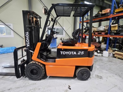 중고지게차 토요타2.5톤 사이드쉬프트 전동지게차