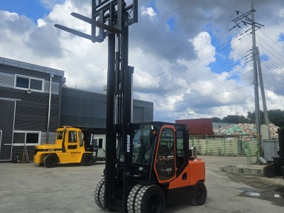 중고지게차 두산4.5톤 자동발 3단마스트 디젤지게차