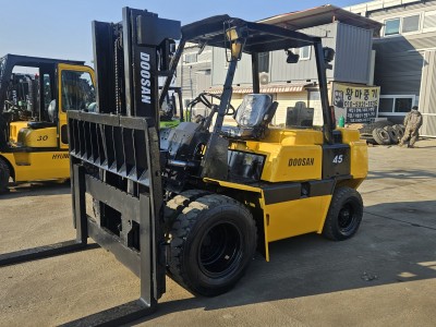 중고지게차 두산4.5톤 더블타이어 디젤지게차