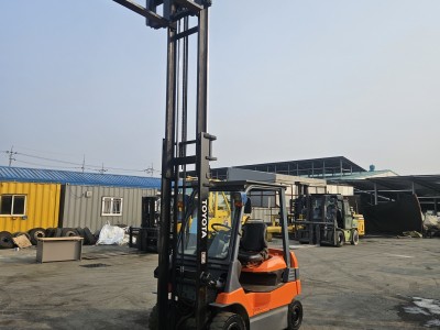 중고지게차 토요타2톤 하이마스트 사이드쉬프트 전동지게차