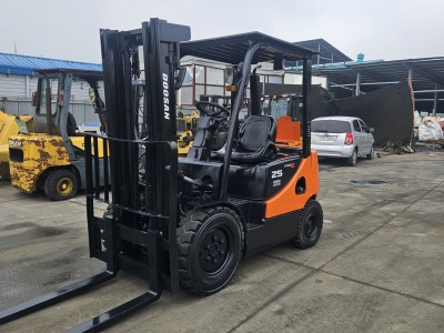 중고지게차 두산2.5톤 빨갱이 디젤지게차