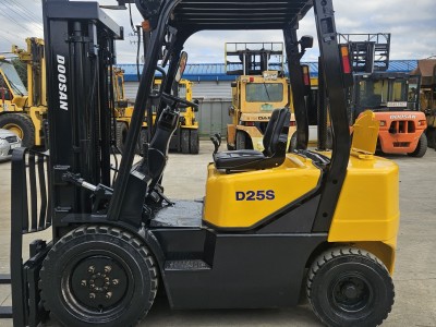 중고지게차 두산2.5톤 자동발 사이드쉬프트 디젤지게차