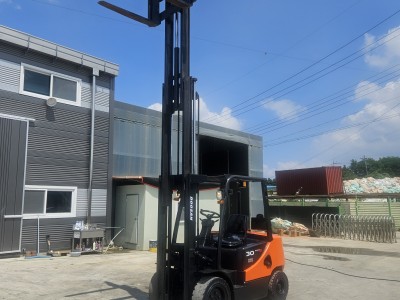중고지게차 두산3톤 3단마스트 디젤지게차