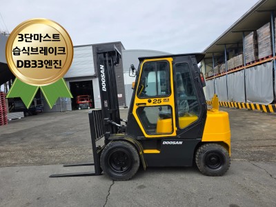 두산 2.5톤 디젤지게차 3단마스트 더블타이어 캐빈 / DB33…