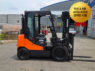 중고지게차 두산 2.5톤 2012년식 사이드쉬프트 반캐빈 디젤지…