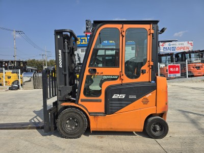 중고지게차 두산 2.5톤 20년식 캐빈 쉬프트 카운터 좌식 전동…