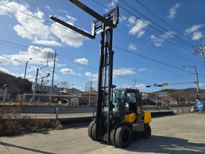 중고지게차 A급 두산 4.5톤 3단마스트 캐빈 자동발 디젤지게차…