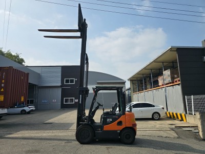 특A급 중고지게차 두산 2.5톤 3단마스트 2012년식 신차원칠…