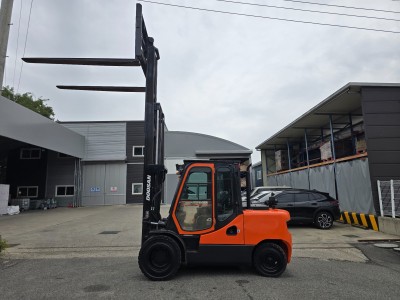 중고지게차 매매 특A급 두산 4.5톤 3단 4천시간대 풀옵션 디…