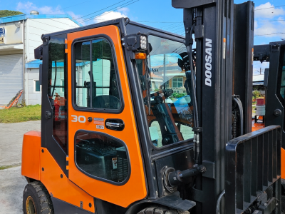두산 디젤 지게차 / 3단 마스트(5M) / 자동발·캐빈·에어컨…