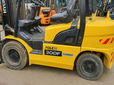 현대 3톤 디젤 지게차 (2014년식 / 자동발·판개식) — 1…