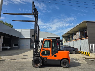 중고지게차 매매 특A급 두산 4.5톤 3단 자동발 에어컨 풀옵션…