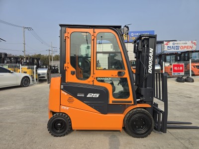 중고지게차 두산 2.5톤 20년식 캐빈 쉬프트 카운터 좌식 전동…