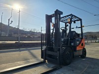 신차급 중고지게차 두산 2.5톤 2013년식 627시간 사용…