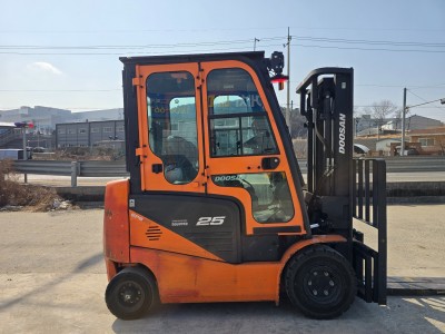 중고지게차 두산 2.5톤 20년식 캐빈 쉬프트 카운터 좌식 전동…