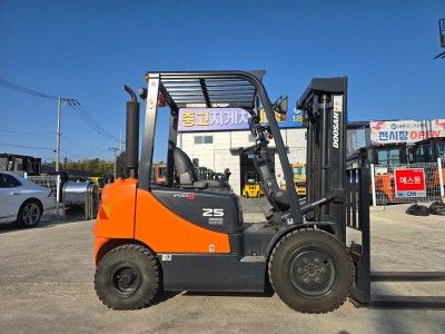신차급 중고지게차 두산 2.5톤 2013년식 627시간 사용 디…