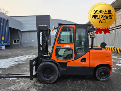 중고지게차 A급 두산 4.5톤 3단마스트 캐빈 자동발 디젤지게차…
