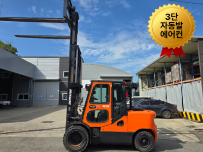중고지게차 매매 특A급 두산 4.5톤 3단 자동발 에어컨 풀옵션…